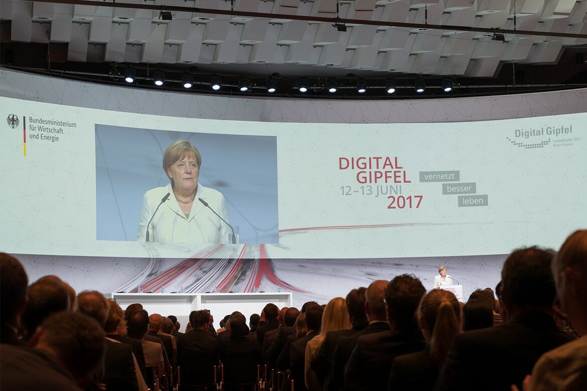 Bundeskanzlerin Angela Merkel während ihrer Keynote, bevor mit dem Forum "Digitale Gesundheit für Morgen: Präziser forschen und behandeln" der Digital-Gipfel 2017 ausklang. © BMWi/Maurice Weiss